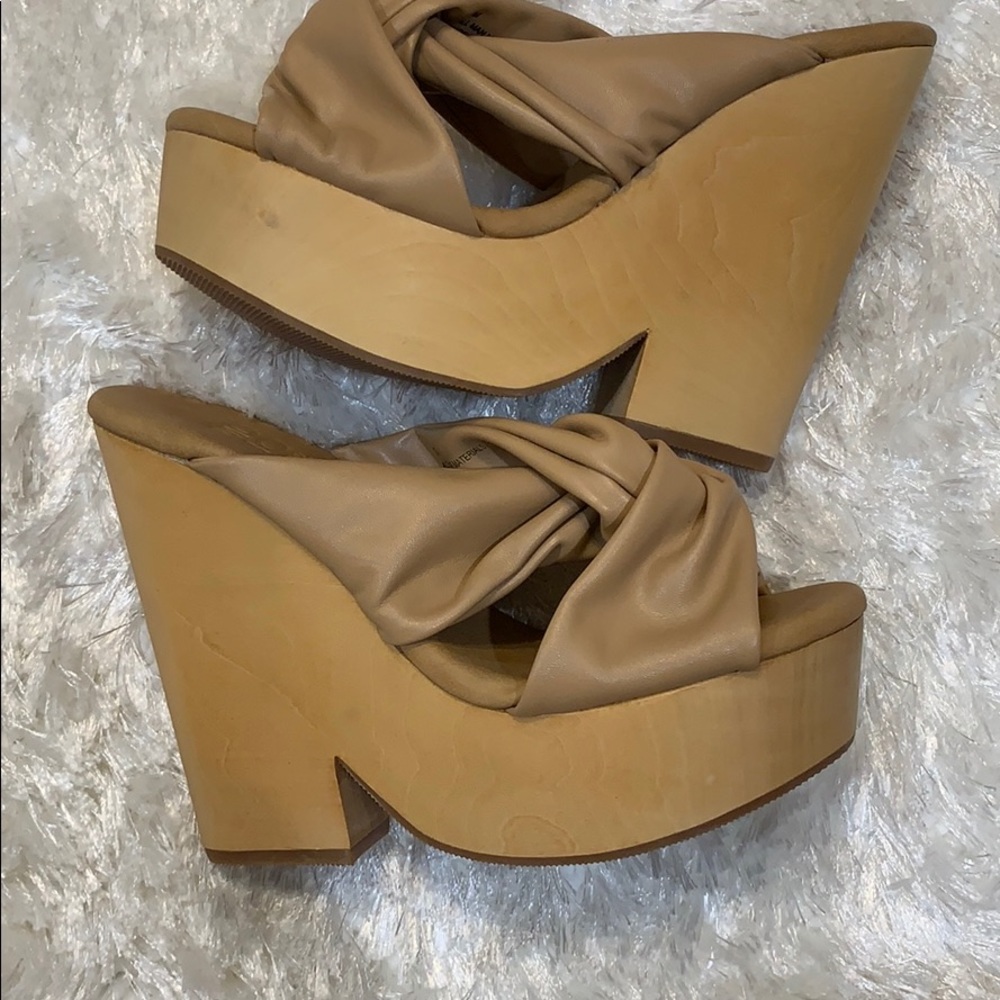 Mojo Moxy Wedges (Never been worn)